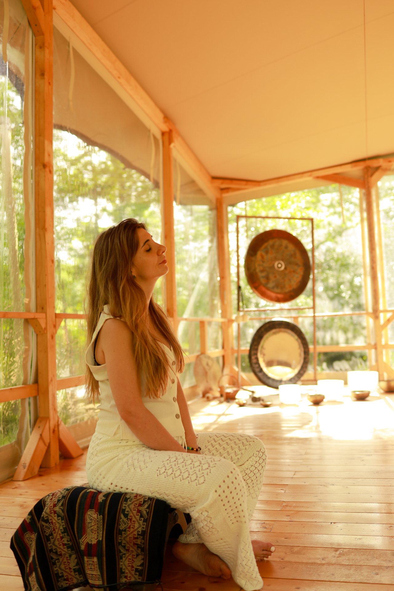 Flávia Santos numa postura de yoga.